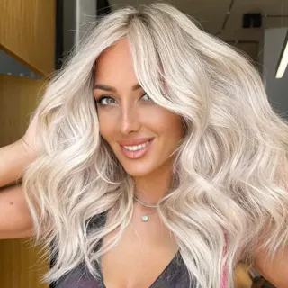 Sophia L --Hairstylist